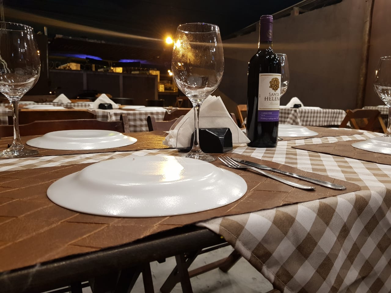 Di Morgana Pizzaria - Salão Mesa com Vinho